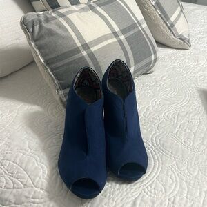 SIZE 91/2” 4” heel, slit down the front, blue suede